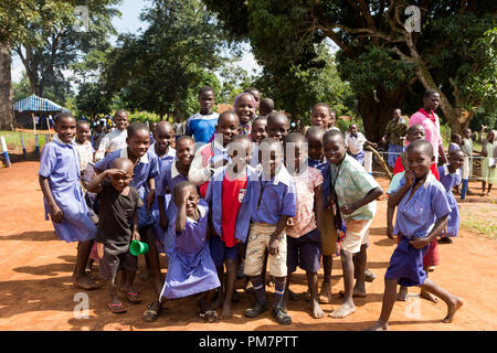 Uganda. Il 30 giugno 2017. Un gruppo di felice per la maggior parte bambini della scuola elementare sorridente, ridendo e agitando. Foto Stock