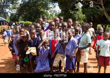 Uganda. Il 30 giugno 2017. Un gruppo di felice per la maggior parte bambini della scuola elementare sorridente, ridendo e agitando. Foto Stock