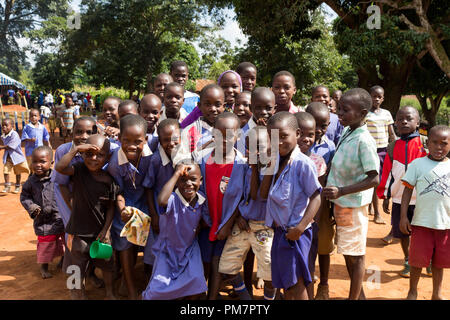 Uganda. Il 30 giugno 2017. Un gruppo di felice per la maggior parte bambini della scuola elementare sorridente, ridendo e agitando. Foto Stock