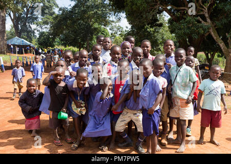 Uganda. Il 30 giugno 2017. Un gruppo di felice per la maggior parte bambini della scuola elementare sorridente, ridendo e agitando. Foto Stock