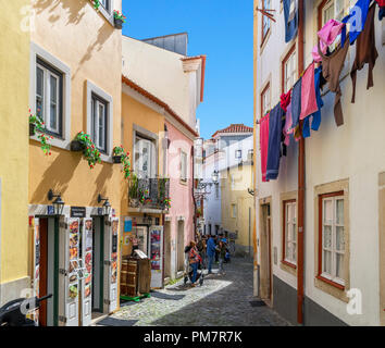 La Rua de Santa Cruz do Castelo al di fuori del castello Sao Jorge, quartiere di Alfama, Lisbona, Portogallo Foto Stock