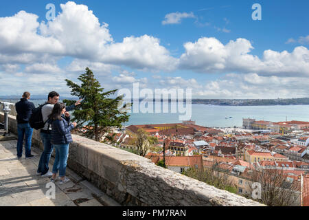 Vista sulla città dalle pareti della storica Castelo de Sao Jorge, Lisbona, Portogallo Foto Stock