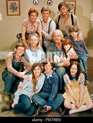 Pubblicità in studio: "The Waltons" Michael learned, Richard Thomas, Ralph Waite (centro) Jon Walmsley, Ellen Corby, Will Geer, Kami Cotler, David WHarper (front) Judy Norton-Taylor, Eric Scott, Mary Beth McDonough circa 1975 file Reference # 31386 1228THA Foto Stock