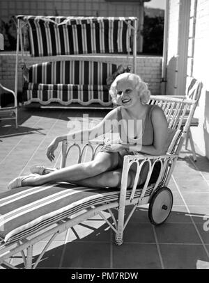 Pubblicità in studio: Jean Harlow 1933 file Reference # 31386 1250THA Foto Stock