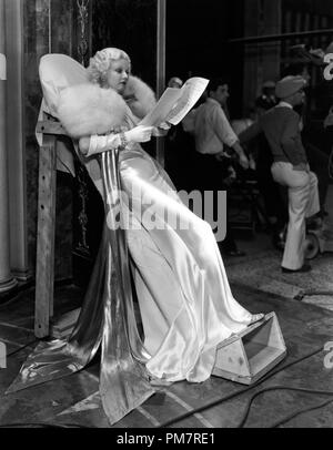 Studio Pubblicità ancora: Jean Harlow sul set di "all interno otto' 1933 MGM Riferimento File # 31386 1252THA Foto Stock