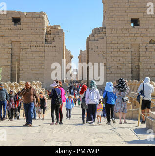 Testa di ariete sfingi collocate al primo pilone o ingresso al Complesso del tempio di Karnak, comunemente noto come Karnak Luxor Egitto Foto Stock