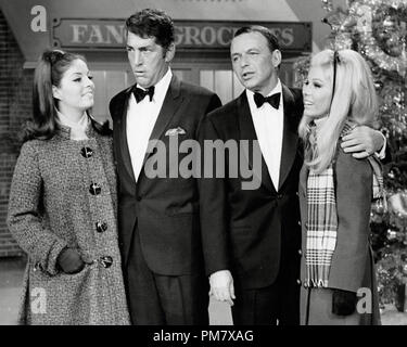 Silvano Martin, Dean Martin Frank Sinatra e Nancy Sinatra "Dean Martin Show' episodio datato dicembre 21, 1967 Riferimento File # 31537 651 Foto Stock