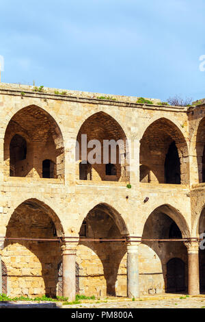 Khan al-Umdan colonnato in acri, Israele Foto Stock