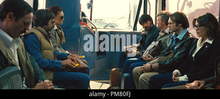 (In senso orario a partire da sinistra) SCOOT McNAIRY come Joe Stafford, RORY COCHRANE come Lee Schatz, KERRY BISHÉ come Kathy Stafford, BEN AFFLECK come Tony Mendez, TATE DONOVAN come Bob Anders, CHRISTOPHER DENHAM come contrassegno Lijek e Clea Duvall come Cora Lijek in "ARGO", una presentazione della Warner Bros Foto in associazione con GK Films, per essere distribuito da Warner Bros Le foto. Foto Stock