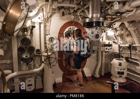 Tallinn Lennusadam, la vista dei visitatori uscendo dalla sala di controllo del sottomarino "Lembit' in idrovolante Lennusadam Harbor Museum a Tallinn in Estonia. Foto Stock