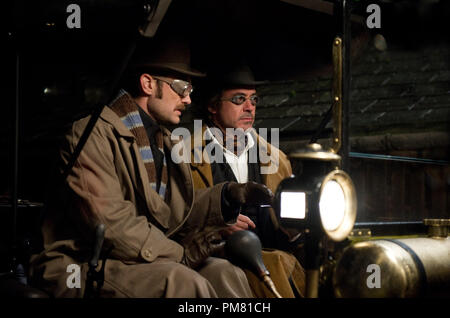 (L-r) Jude Law come Dott. James Watson e Robert Downey Jr. Come Sherlock Holmes in Warner Bros Foto e Village Roadshow Pictures azione avventura mistero Sherlock Holmes: un gioco di ombre a Warner Bros Foto di rilascio. Foto Stock