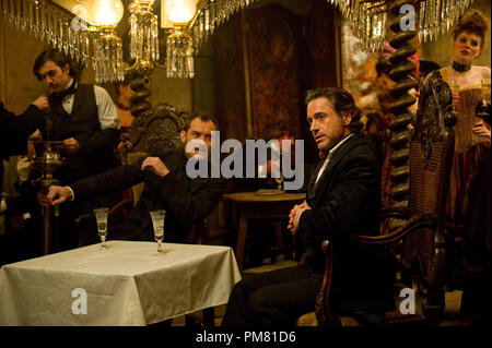 Centro (l-r) Jude Law come Dott. James Watson e Robert Downey Jr. Come Sherlock Holmes in Warner Bros Foto e Village Roadshow Pictures azione avventura mistero Sherlock Holmes: un gioco di ombre a Warner Bros Foto di rilascio. Foto Stock