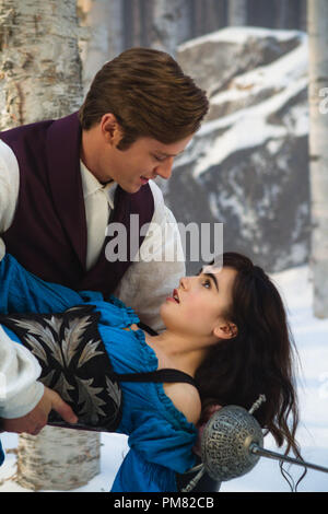 Armie Hammer e Lily Collins stella nella relatività dei supporti di specchio specchio. Photo credit: Jan Thijs. © 2012 Relativity Media. Tutti i diritti riservati. Foto Stock