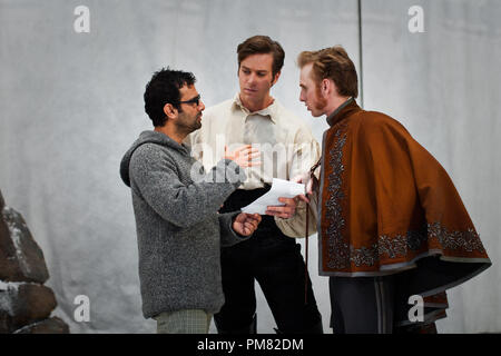 (Da sinistra a destra.) Direttore Tarsem Singh va oltre una scena con stelle Armie Hamiier e Robert Emms sul set di relatività dei supporti di specchio specchio. Photo credit: Jan Thijs. © 2012 Relativity Media. Tutti i diritti riservati. Foto Stock