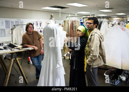 (Da destra a sinistra). Il regista Tarsem Singh va oltre il guardaroba con costumista Eiko Ishioka sul set di relatività dei supporti di specchio specchio. Photo credit: Jan Thijs. © 2012 Relativity Media. Tutti i diritti riservati. Foto Stock