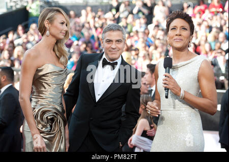 Stacy Keibler e George Clooney, Oscar-nominee per prestazioni da un attore in un ruolo di primo piano e una sceneggiatura adattata, con Robin Roberts nella 84annuale di Academy Awards di Hollywood, CA, 26 febbraio 2012. Foto Stock