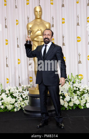 Asghar Farhadi pone backstage con l'Oscar per il miglior film in lingua straniera dell'anno durante il live ABC Television Network broadcast della 84ma annuale di Academy Awards da Hollywood e Highland Center, a Hollywood, CA, Domenica, 26 febbraio 2012. Foto Stock