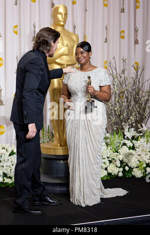 Oscar attrice Octavia Spencer, vincitore per prestazioni da un'attrice in un ruolo di supporto, pone dietro le quinte per i supporti con Christian Bale durante il live ABC Television Network broadcast della 84ma annuale di Academy Awards da Hollywood e Highland Center, a Hollywood, CA, Domenica, 26 febbraio 2012. Foto Stock