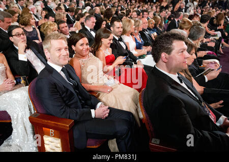 Kenneth Branagh, Oscar-nominee per prestazioni da un attore in un ruolo di supporto, Lindsay Brunnock, Natalie Portman e Benjamin Millepied durante il live ABC Television Network broadcast della 84ma annuale di Academy Awards da Hollywood e Highland Center, a Hollywood, CA, Domenica, 26 febbraio 2012. Foto Stock