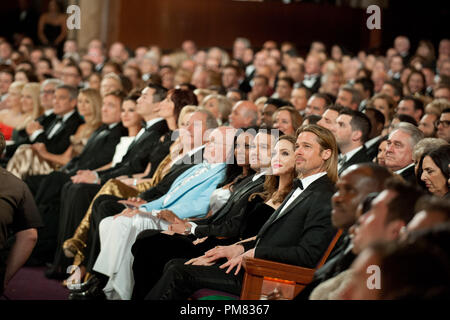 Angelina Jolie e Brad Pitt, Oscar-nominee Best Motion Picture dell'anno e le prestazioni da un attore in un ruolo di primo piano durante il live ABC Television Network broadcast della 84ma annuale di Academy Awards da Hollywood e Highland Center, a Hollywood, CA, Domenica, 26 febbraio 2012. Foto Stock