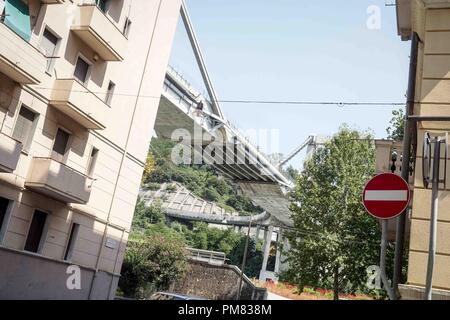 Scene giorni dopo il crollo del ponte Morandi, il ponte dell'autostrada A10 che collega Genova alla sua città occidentale e poi a Savona e Ventimiglia, crollato vicino alla città italiana; il crollo ha visto i veicoli che rientrano alcuni 100m (328ft). Dotato di: atmosfera dove: Genova, Liguria, Italia Quando: 17 Ago 2018 Credit: IPA/WENN.com * * disponibile solo per la pubblicazione in UK, USA, Germania, Austria, Svizzera** Foto Stock