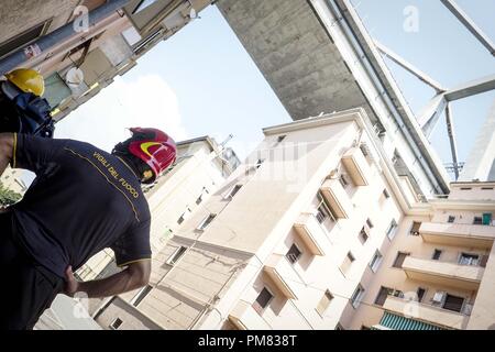 Scene giorni dopo il crollo del ponte Morandi, il ponte dell'autostrada A10 che collega Genova alla sua città occidentale e poi a Savona e Ventimiglia, crollato vicino alla città italiana; il crollo ha visto i veicoli che rientrano alcuni 100m (328ft). Dotato di: atmosfera dove: Genova, Liguria, Italia Quando: 17 Ago 2018 Credit: IPA/WENN.com * * disponibile solo per la pubblicazione in UK, USA, Germania, Austria, Svizzera** Foto Stock