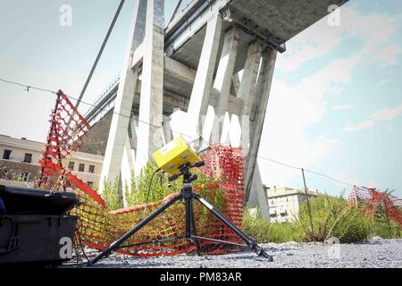 Scene giorni dopo il crollo del ponte Morandi, il ponte dell'autostrada A10 che collega Genova alla sua città occidentale e poi a Savona e Ventimiglia, crollato vicino alla città italiana; il crollo ha visto i veicoli che rientrano alcuni 100m (328ft). Dotato di: atmosfera dove: Genova, Liguria, Italia Quando: 17 Ago 2018 Credit: IPA/WENN.com * * disponibile solo per la pubblicazione in UK, USA, Germania, Austria, Svizzera** Foto Stock