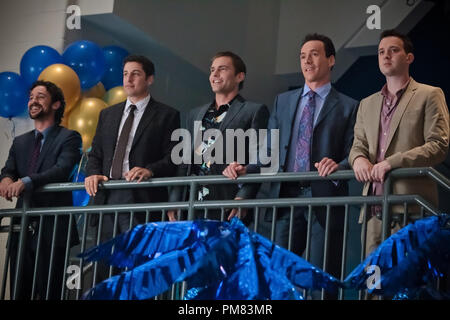 (L a R) Kevin (THOMAS IAN NICHOLAS), Jim (Jason Biggs), Stifler (il Seann William Scott), Oz (Chris Klein) e Finch (Eddie Kaye Thomas) sono di nuovo insieme a 'American Reunion'. Nella commedia, tutti i 'American Pie' caratteri abbiamo incontrato un po' di più di un decennio fa ritorno a East Great Falls per la loro alta scuola di reunion. Foto Stock