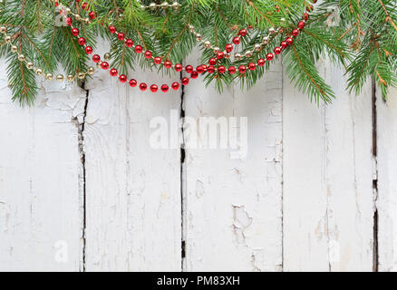 Natale abete con decorazione su una tavola di legno. Foto Stock