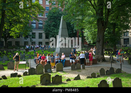 La gente vicino alla tomba di Benjamin Franklin (1706-1790) nel granaio di seppellimento di massa, Boston, contea di Suffolk, Massachusetts, STATI UNITI D'AMERICA Foto Stock