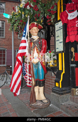 Statua del soldato all'esterno del ristorante Green Dragon Tavern a Boston, Suffolk County, Massachusetts, USA Foto Stock