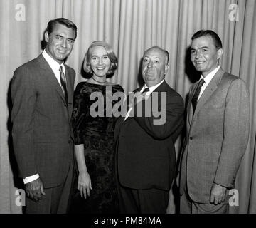 (Archival Classic Cinema - Cary Grant Retrospective) Cary Grant, Eva Marie Saint, Alfred Hitchcock e James Mason 'North by Northwest' 1959 MGM file Reference # 31475 014THA Foto Stock