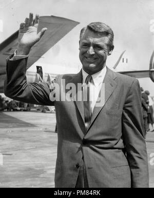 (Archival Classic Cinema - Cary Grant Retrospective) Cary Grant, circa 1961 file Reference # 31475 091THA Foto Stock