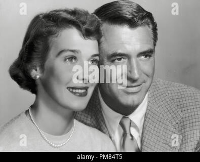 (Archival Classic Cinema - Cary Grant Retrospective) Cary Grant con sua moglie, attrice francese Betsy Drake, circa 1955 file Reference # 31475 103THA Foto Stock