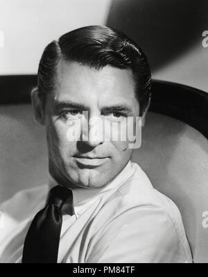 (Archival Classic Cinema - Cary Grant retrospettivo) Cary Grant, 1946 circa gli editori Cinema Collezione di riferimento file # 31475 110THA Foto Stock