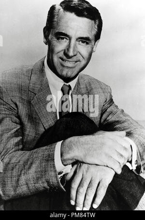 (Archival Classic Cinema - Cary Grant retrospettivo) Cary Grant, circa 1960 Cinema Collezione editori di riferimento del file # 31475 119THA Foto Stock