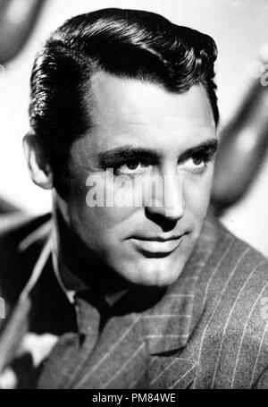 (Archival Classic Cinema - Cary Grant retrospettivo) Cary Grant, circa 1942 Editori Cinema Collezione di riferimento file # 31475 132THA Foto Stock