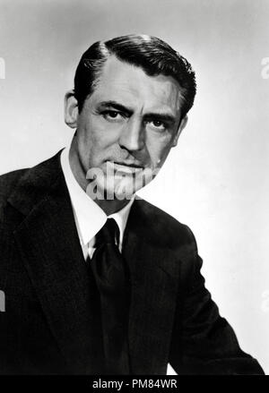 (Archival Classic Cinema - Cary Grant Retrospective) Cary Grant, circa 1950 file Reference # 31475 138THA Foto Stock