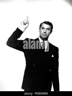 (Archival Classic Cinema - Cary Grant Retrospective) Cary Grant, circa 1942 file Reference # 31475 139THA Foto Stock