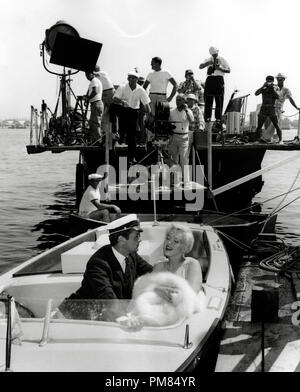 (Archival Classic Cinema - Marilyn Monroe Retrospective) 'Some Like IT Hot' Tony Curtis, Marilyn Monroe, Director Billy Wilder, 1959 United Artists file Reference # 31479 022THA Foto Stock