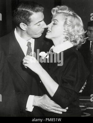 Joe DiMaggio e Marilyn Monroe si baciano dopo la cerimonia di matrimonio in un a San Francisco, California, 1954 file Reference # 31479 068THA Foto Stock