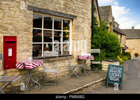 Ufficio postale di Guiting Power, sala da tè inglese e negozio di antiquariato nelle Cotswolds. Foto Stock