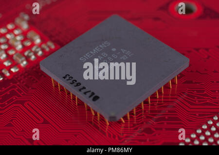 Kiev, Ucraina - 28 luglio 2018. Siemens 286 processore su red scheda di circuito. Foto Stock