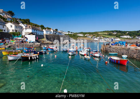 COVERACK Cornwall Regno Unito - 5 Agosto 2018: la popolare destinazione turistica di Porto Coverack Cornwall Inghilterra REGNO UNITO Foto Stock