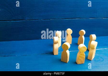 Le persone si mettono in cerchio. Un circolo di persone. Il concetto di discussione e di cooperazione, coordinamento e cooperazione. Comunicazione. Team aziende, t Foto Stock