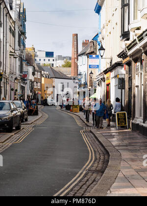 I turisti e la gente del posto la navigazione di negozi, gallerie e ristoranti su Southside Street, del Barbican. Plymouth, Devon, Regno Unito Foto Stock