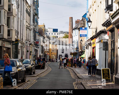 I turisti e la gente del posto la navigazione di negozi, gallerie e ristoranti su Southside Street, del Barbican. Plymouth, Devon, Regno Unito Foto Stock