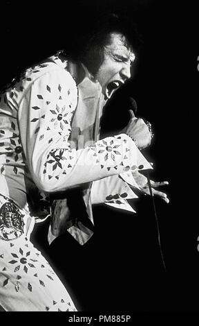 (Archival Classic Cinema - Elvis Presley retrospettivo) Elvis Presley in concerto a circa 1972 Riferimento File # 31616 002THA Foto Stock