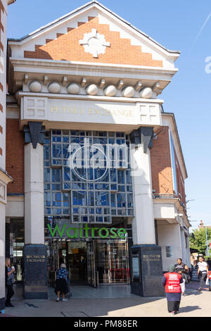 Ingresso a Waitrose supermarket, Exchange Shopping Center, High Street, Putney, London Borough of Wandsworth, Greater London, England, Regno Unito Foto Stock