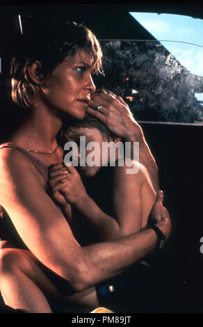 Studio Pubblicità ancora da 'Cujo' Dee Wallace-Stone, Danny Pintauro © 1983 Warner Tutti i diritti riservati Riferimento File # 31708246THA per solo uso editoriale Foto Stock